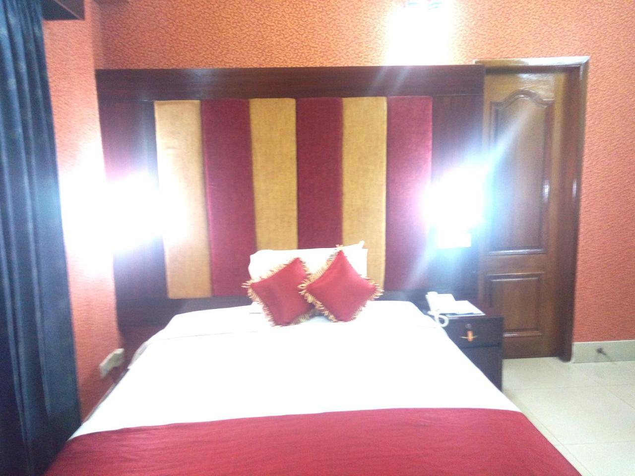 Hotel Lake View Plaza Dhaka Esterno foto